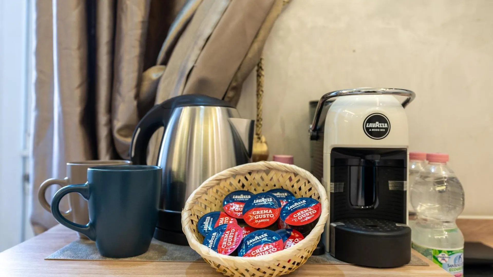 Bed & Breakfast Drago D'Oro Guesthouse - Accross From Metro Vittorio Emanuele