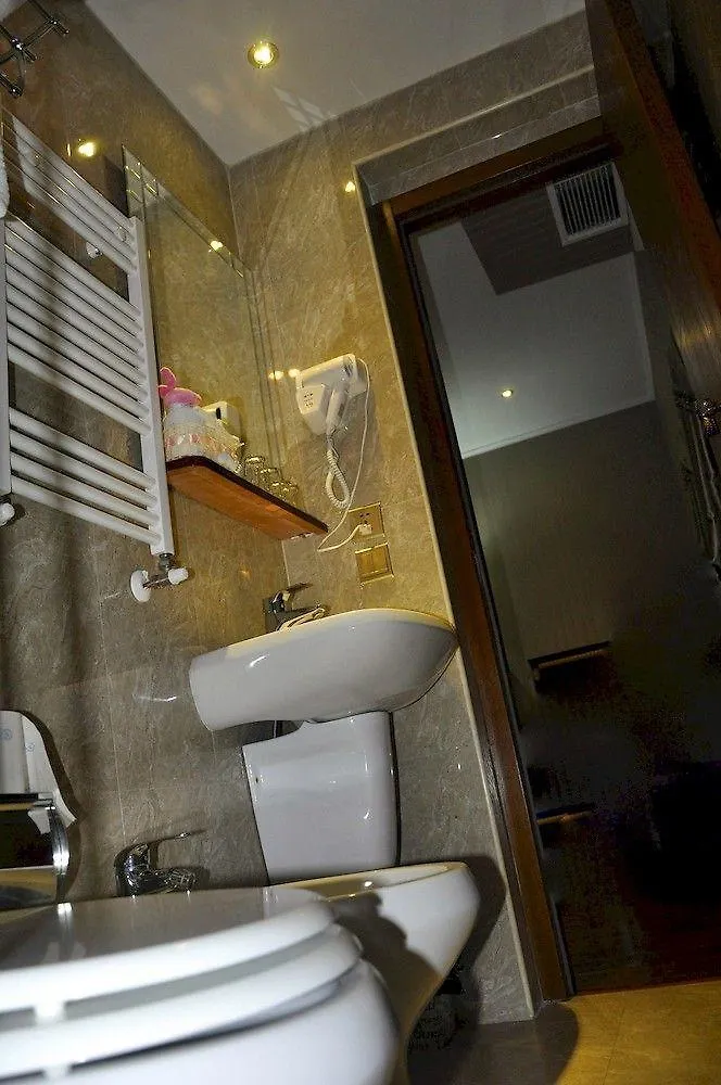 Drago D'Oro Guesthouse - Accross From Metro Vittorio Emanuele Bed & Breakfast