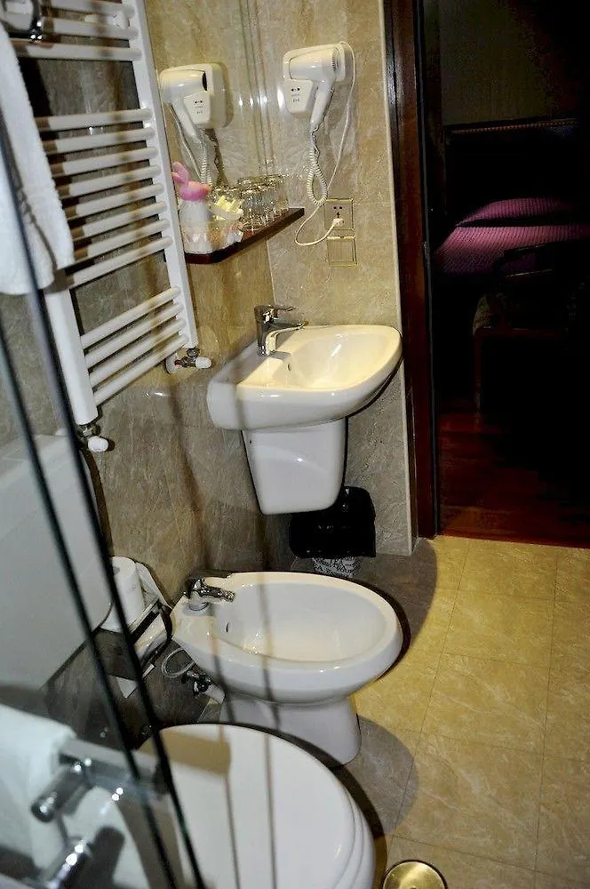 Bed & Breakfast Drago D'Oro Guesthouse - Accross From Metro Vittorio Emanuele